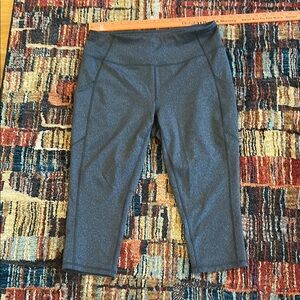EUC Tek Gear PETITE Women's Gray capris leggings. Size XLP.